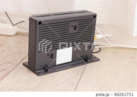 ナチュラルテイストの床の上のモデム2 80261751