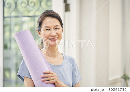 家でヨガをする女性 80261752