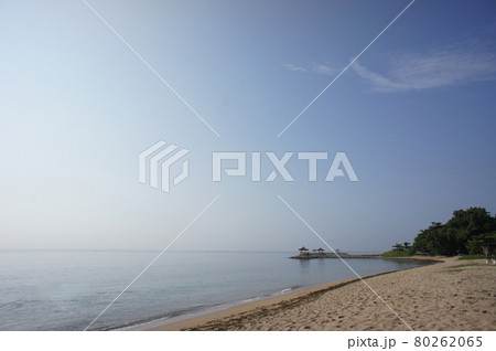 朝のサヌールビーチ 80262065