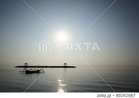 朝のサヌールビーチ 80262067