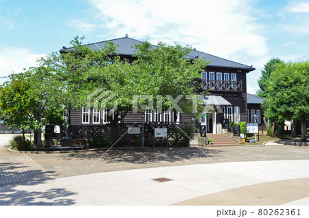 関原の森まちづくり記念館と公園広場の景観　東京都足立区にて 80262361