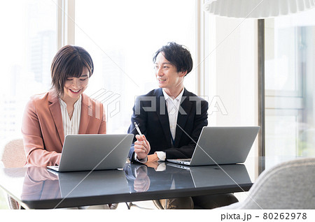 会議室で議論する男女の若手社員 撮影協力「+SHIFT NOGIZAKA」 会議室で議論する男女の若手社員 撮影協力「+SHIFT NOGIZAKA」 80262978