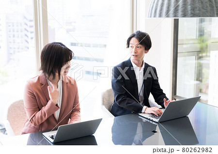 会議室で議論する男女の若手社員 撮影協力「+SHIFT NOGIZAKA」 会議室で議論する男女の若手社員 撮影協力「+SHIFT NOGIZAKA」 80262982