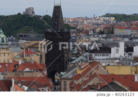 チェコ プラハの天文時計から見た火薬塔 80263125