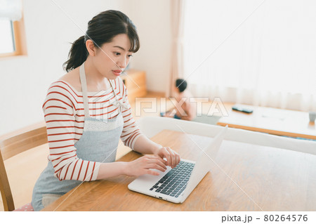 小学生ママとノートパソコン 80264576