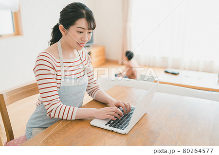 小学生ママとノートパソコン 80264577