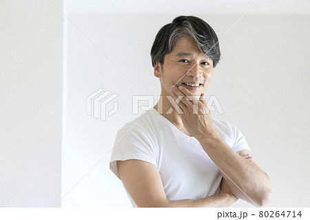 カメラ目線で笑顔の50代男性　メンズビューティ　イメージ 80264714