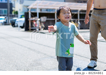 親子で水遊び 80264861