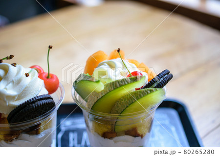 メロンパフェの横にサクランボパフェ メロンパフェの横にサクランボパフェ 80265280