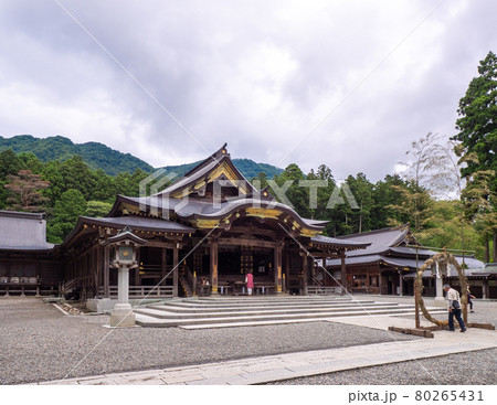 茅の輪くぐりと参拝に訪れる人々 (彌彦神社、弥彦村、新潟県) 茅の輪くぐりと参拝に訪れる人々 (彌彦神社、弥彦村、新潟県) 80265431