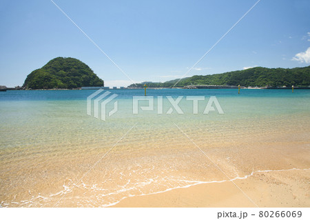 周参見湾に浮かぶ無人島、稲積島　【和歌山県西牟婁郡すさみ町】 80266069