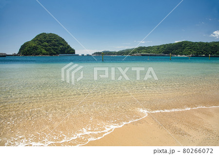 周参見湾に浮かぶ無人島、稲積島　【和歌山県西牟婁郡すさみ町】 80266072