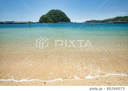周参見湾に浮かぶ無人島、稲積島　【和歌山県西牟婁郡すさみ町】 80266073