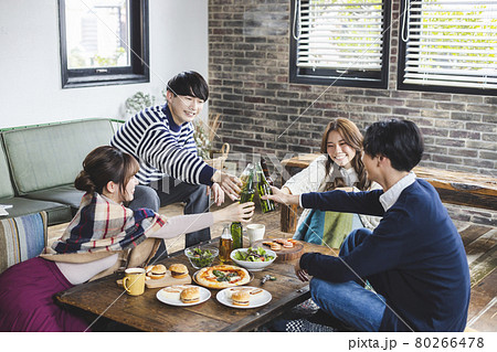 ホームパーティーをする若者 ホームパーティーをする若者 80266478
