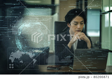 オフィスで仕事をする男性　シェアオフィス 80266871