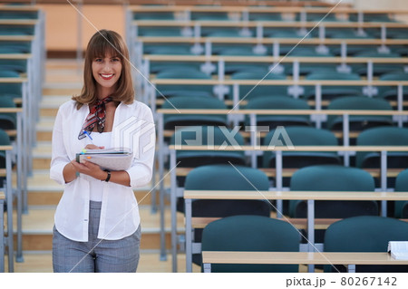famale student using pen and notebook 80267142