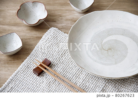 食事の支度と和食器 80267623