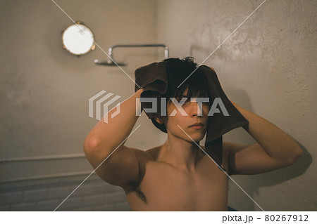 シャワーの後、髪の毛をタオルで拭く男性 シャワーの後、髪の毛をタオルで拭く男性 80267912