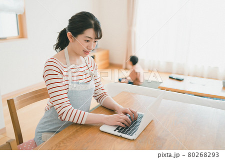 小学生ママとノートパソコン 80268293