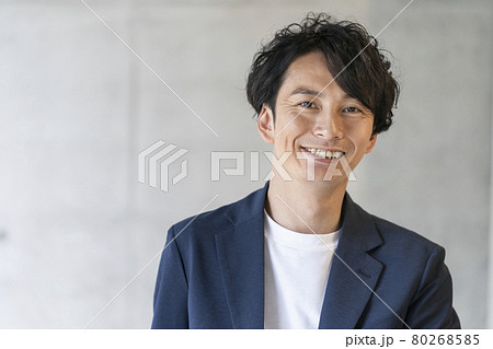笑顔の30代前半の男性 ポートレート 笑顔の30代前半の男性 ポートレート 80268585