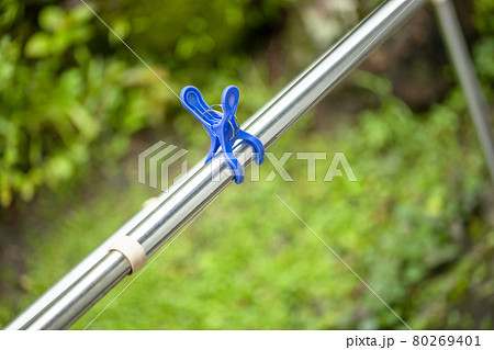 物干し竿と洗濯バサミ 80269401