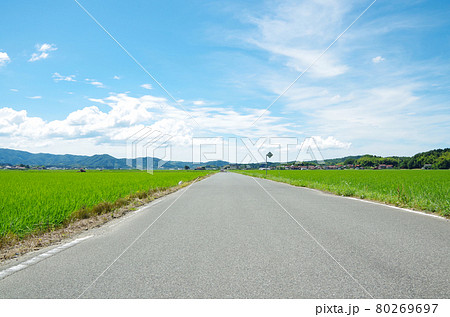 炎天下の農道から眺める真夏の田園風景 80269697
