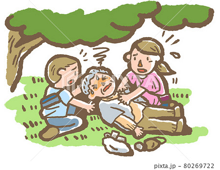 高齢者の熱中症　倒れた高齢者女性を木の下の涼しい場所に運んだ少年と若い女性 80269722