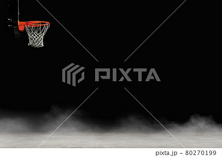 背景素材 / バスケットボールのゴールと砂嵐の舞うグラウンド イラスト 80270199