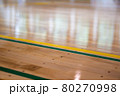 体育館のフローリング 80270998