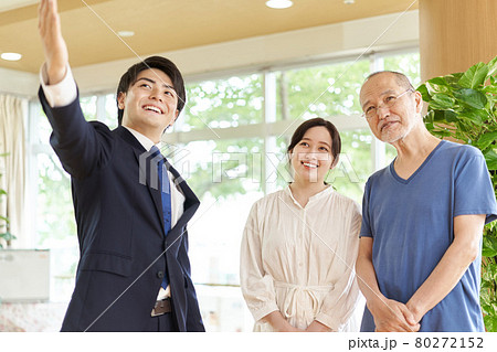 介護施設の見学をする親子 80272152