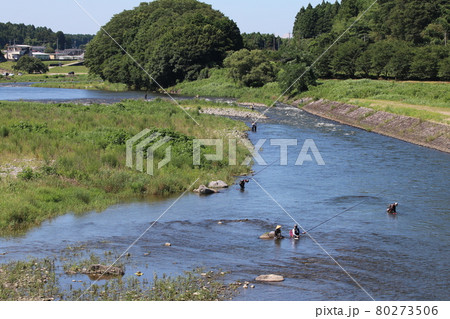夏の川での鮎釣り 80273506