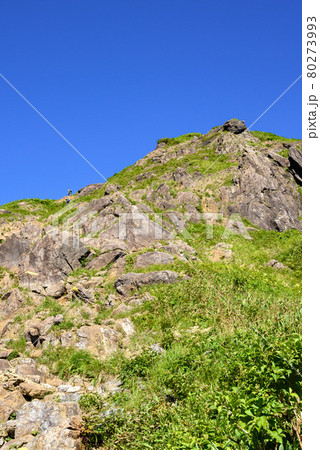 快晴の空と夏の谷川岳西黒尾根 快晴の空と夏の谷川岳西黒尾根 80273993