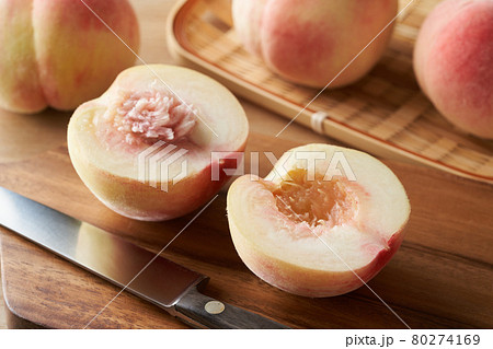 半分にカットした桃 半分にカットした桃 80274169