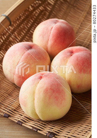 ザルに盛られた桃 ザルに盛られた桃 80274433