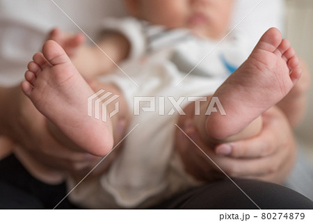 赤ちゃんの小さい足 80274879