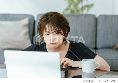 リモートワーク 若い女性 リモートワーク 若い女性 80275129