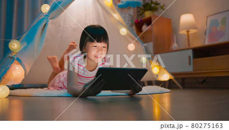 asian girl use digital tablet 80275163
