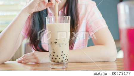 woman use bamboo straw woman use bamboo straw 80275177