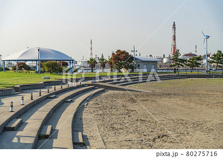 東扇島東公園の人口砂浜「かわさきの浜」の風景【神奈川県・川崎市・川崎区】 80275716
