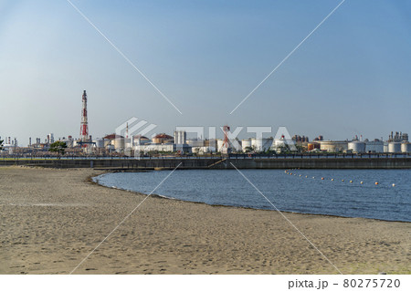 東扇島東公園の人口砂浜「かわさきの浜」の風景【神奈川県・川崎市・川崎区】 東扇島東公園の人口砂浜「かわさきの浜」の風景【神奈川県・川崎市・川崎区】 80275720