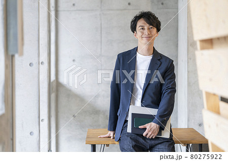 30代前半の男性 ポートレート カジュアルビジネス イメージの写真素材