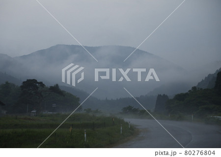 朝もやの中の 靄 山並み Mountain morning mist 自然 Nature 森 木 朝もやの中の 靄 山並み Mountain morning mist 自然 Nature 森 木 80276804