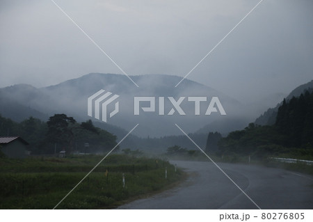 朝もやの中の 靄 山並み Mountain morning mist 自然 Nature 森 木 朝もやの中の 靄 山並み Mountain morning mist 自然 Nature 森 木 80276805