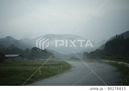 朝もやの中の　靄　山並み　Mountain morning mist　自然 Nature　森　木 80276813