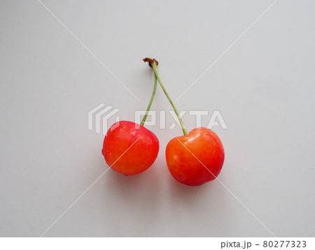 テーブルに二つ置かれたサクランボの写真素材 [80277323] - PIXTA