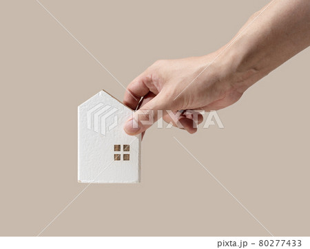 シンプルな家の模型を持つ男性の手 80277433