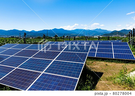 太陽光発電　ソーラーパネルと青空 80278004