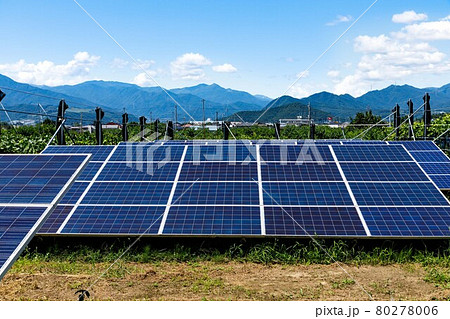 太陽光発電　ソーラーパネルと青空 80278006