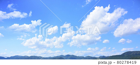 晴れの日の空 真っ白な雲と水色の空と山 コピースペース パノラマ背景 80278419