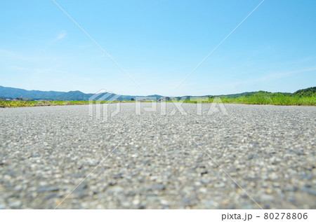 路面スレスレのローアングルから見た真夏の炎天下の田園の景色 80278806